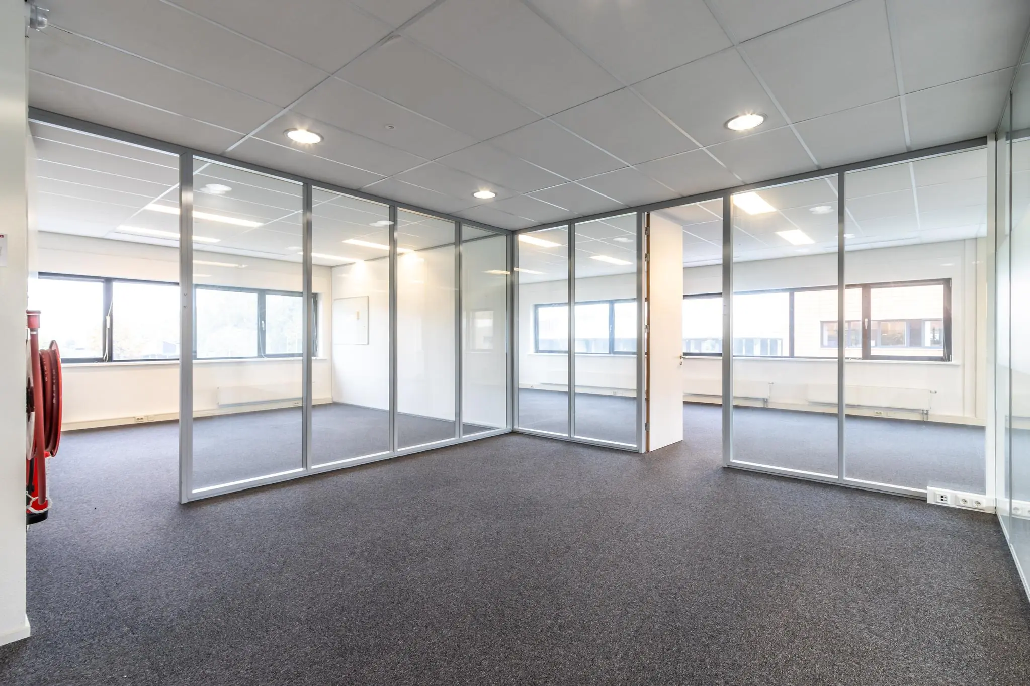 Licht en modern kantoor met glazen scheidingswanden aan de Lage Biezenweg.